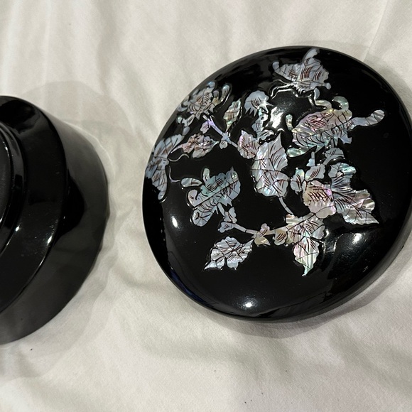 Vintage Black Lacquer Trinket Box beautiful Inlays Round Jewelry Storage - Picture 4 of 10
